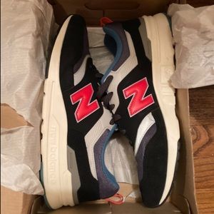 Lightly used new balance tennis shoes